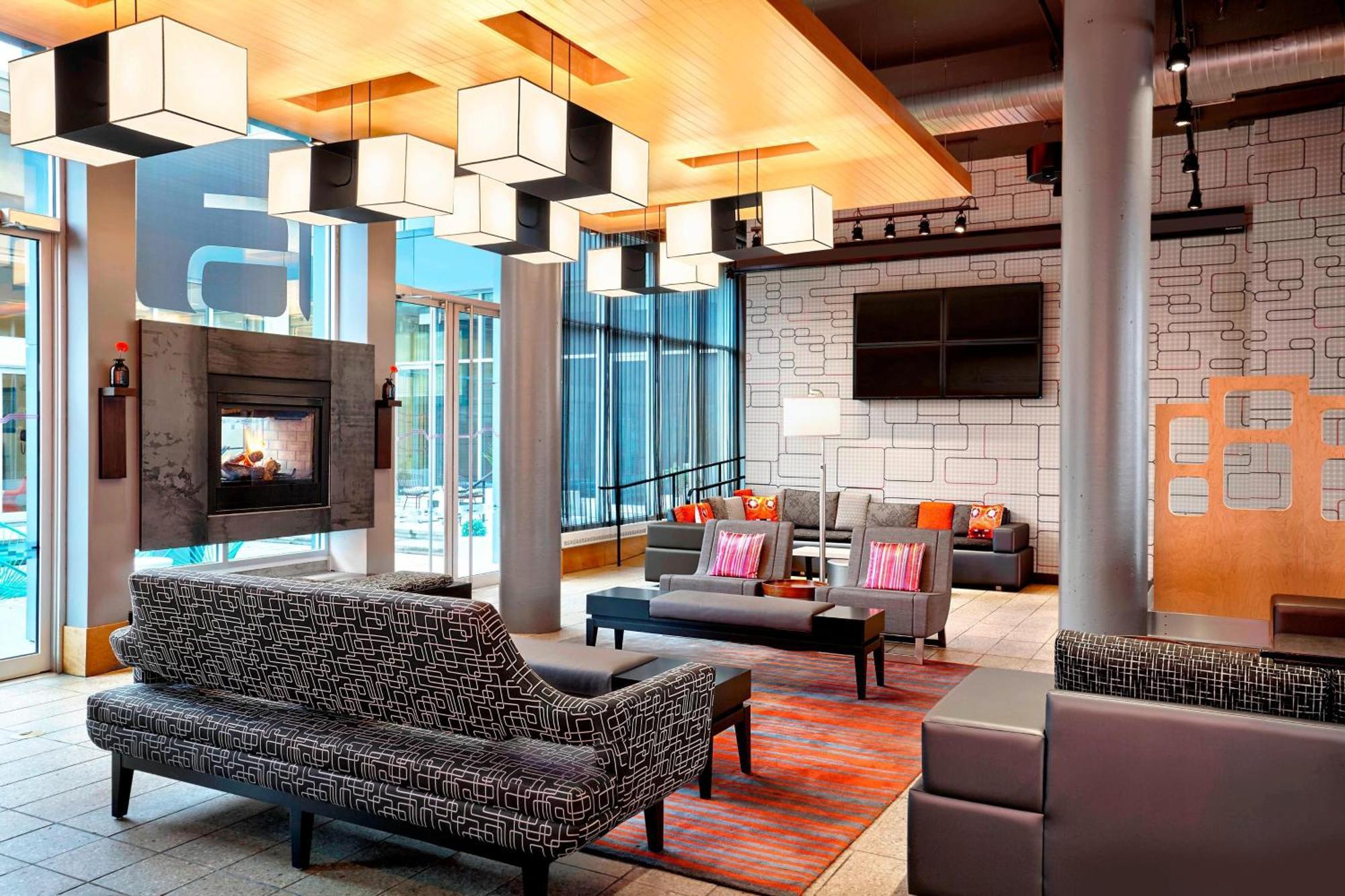 Aloft Montreal Airport Hotel Дорвал Екстериор снимка