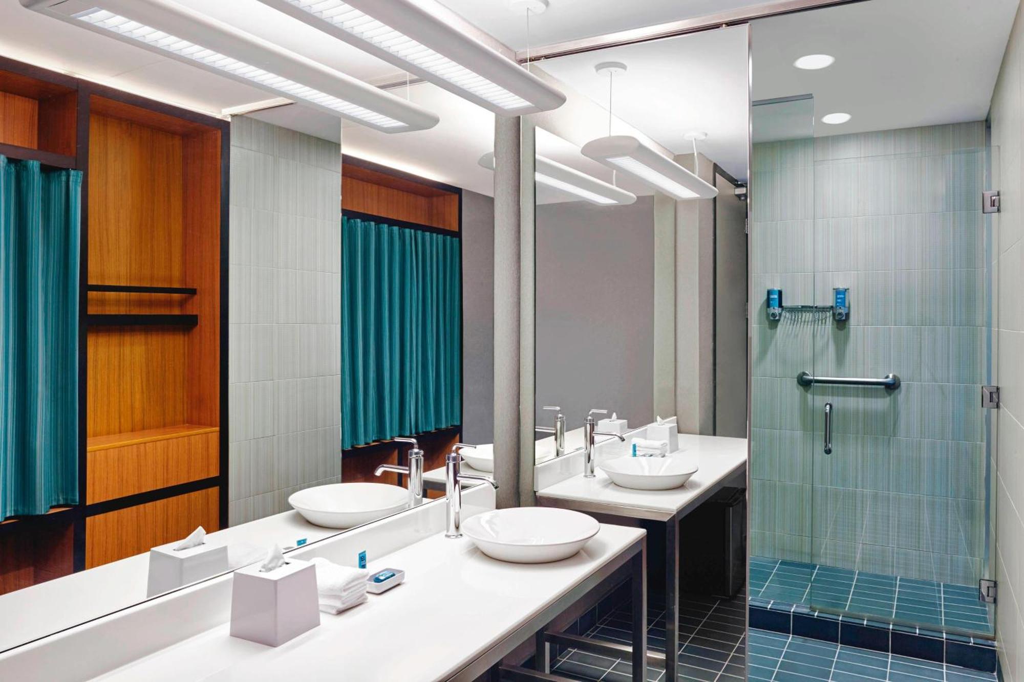 Aloft Montreal Airport Hotel Дорвал Екстериор снимка