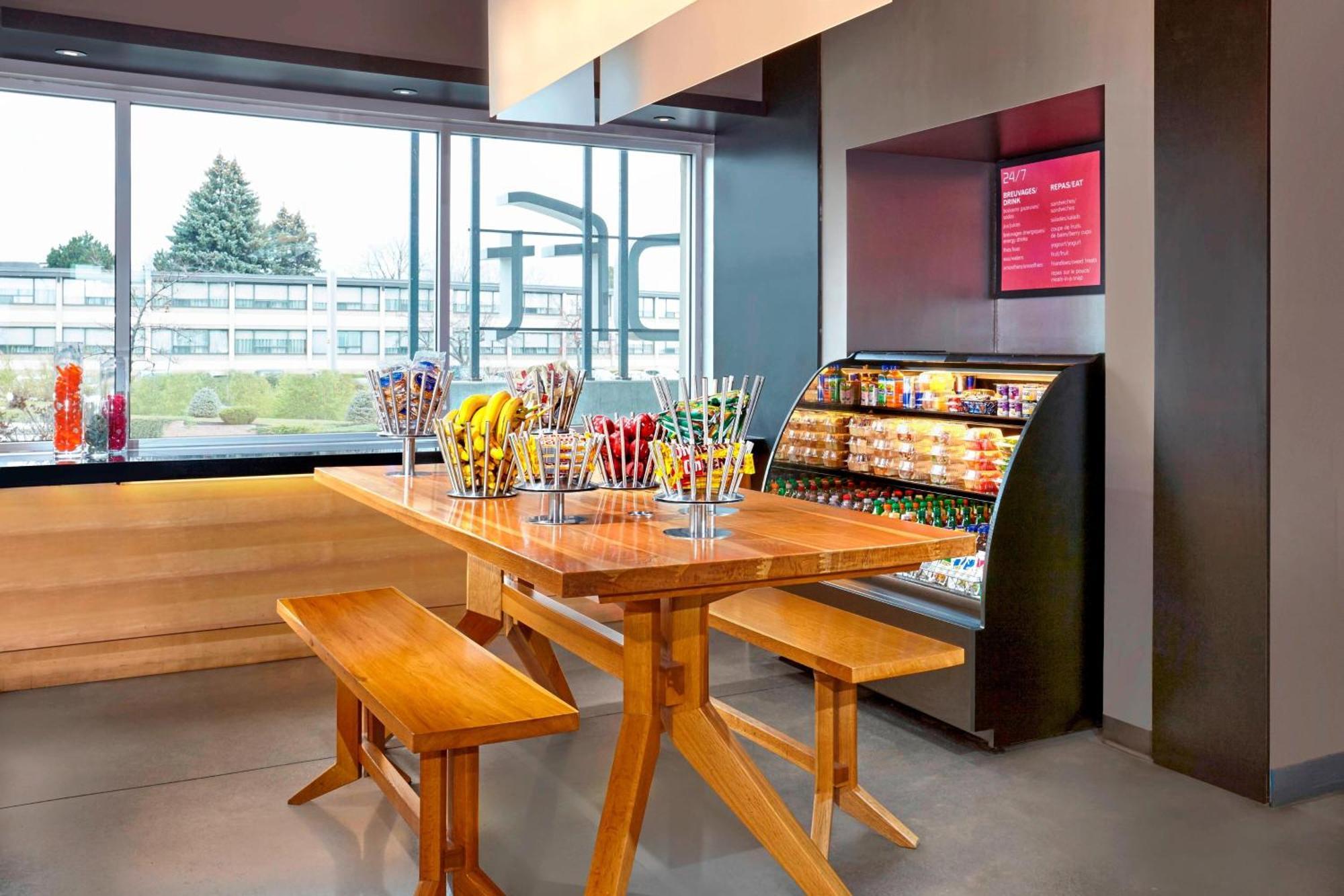 Aloft Montreal Airport Hotel Дорвал Екстериор снимка