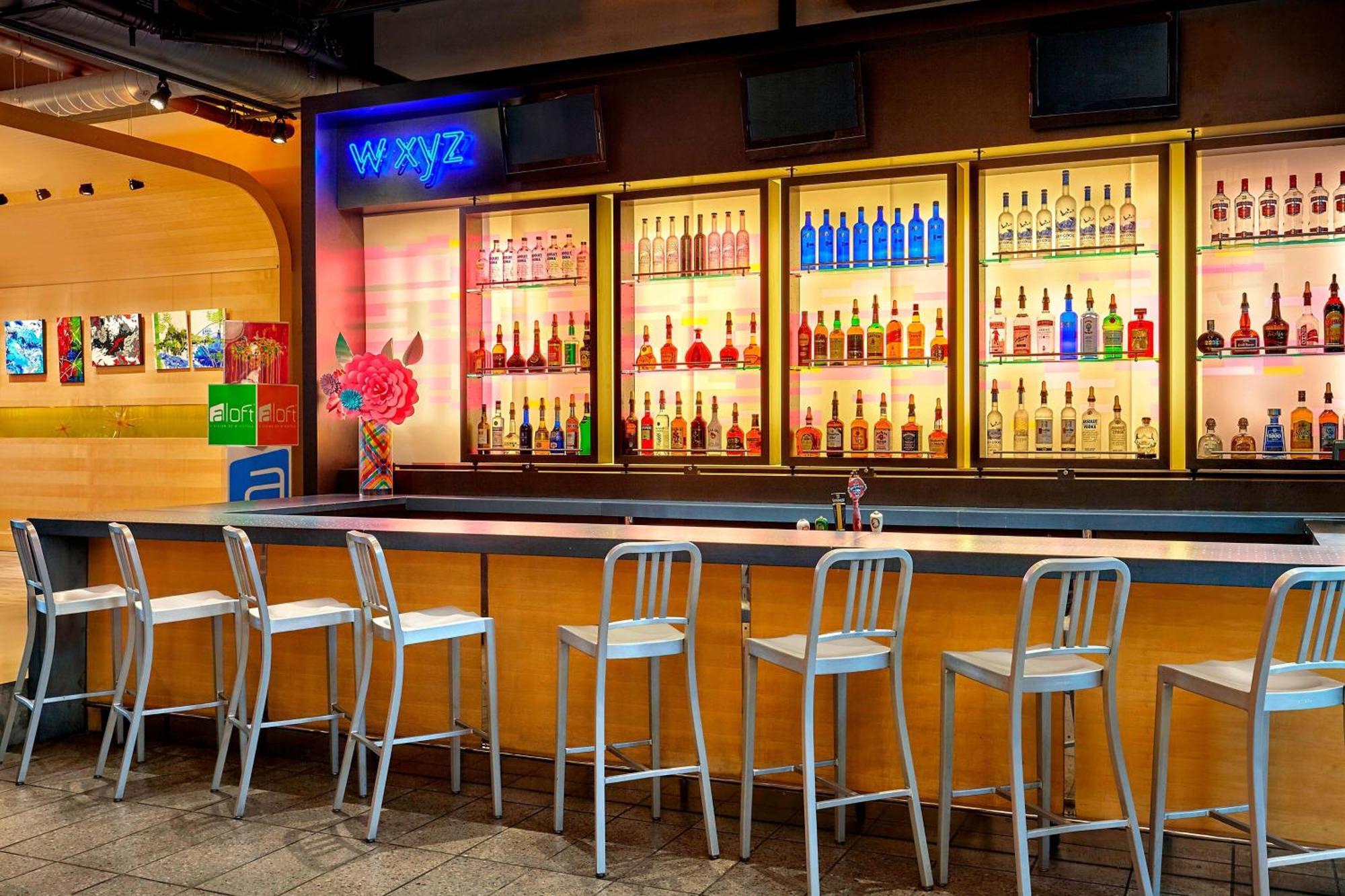 Aloft Montreal Airport Hotel Дорвал Екстериор снимка