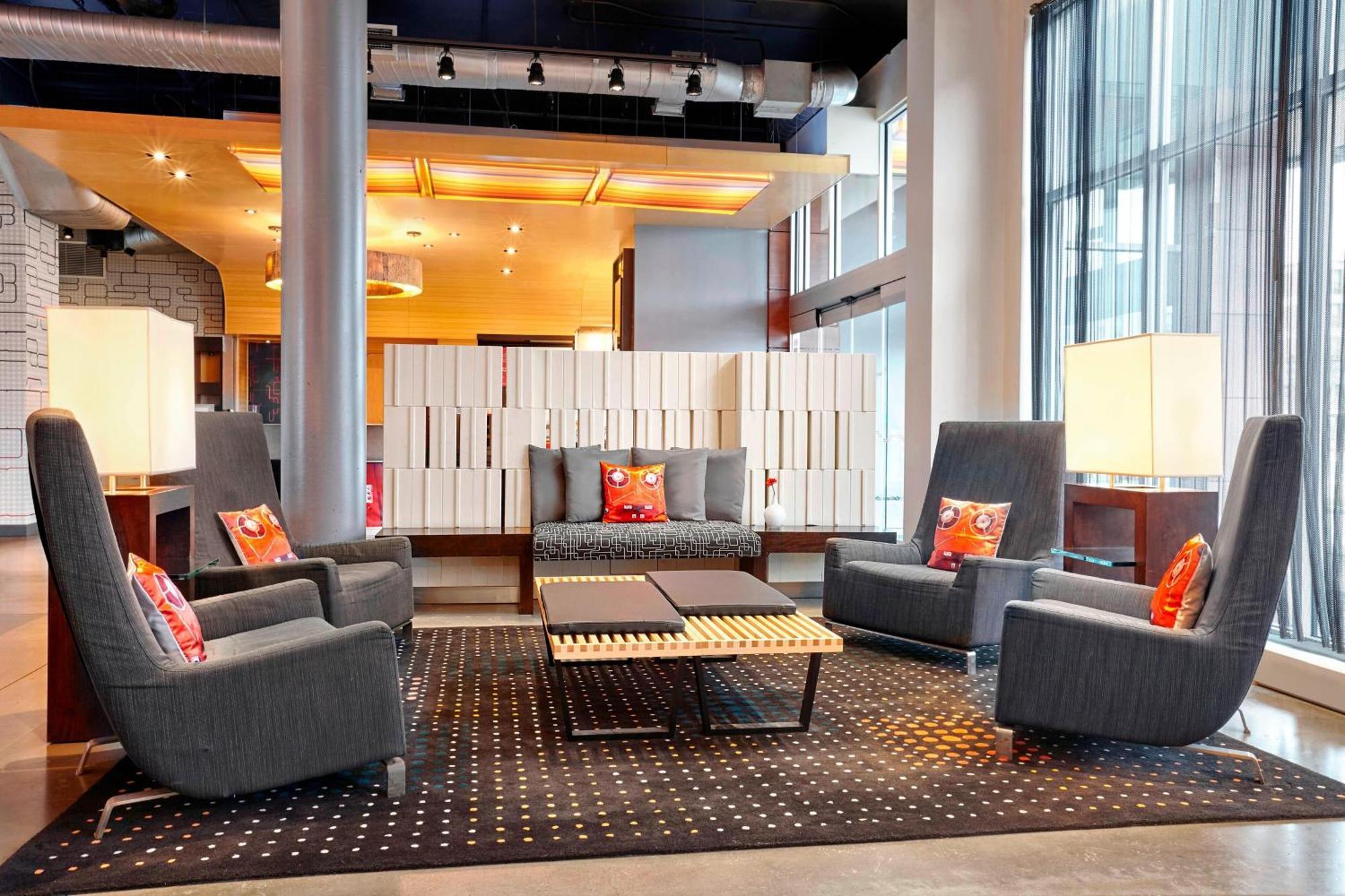 Aloft Montreal Airport Hotel Дорвал Екстериор снимка