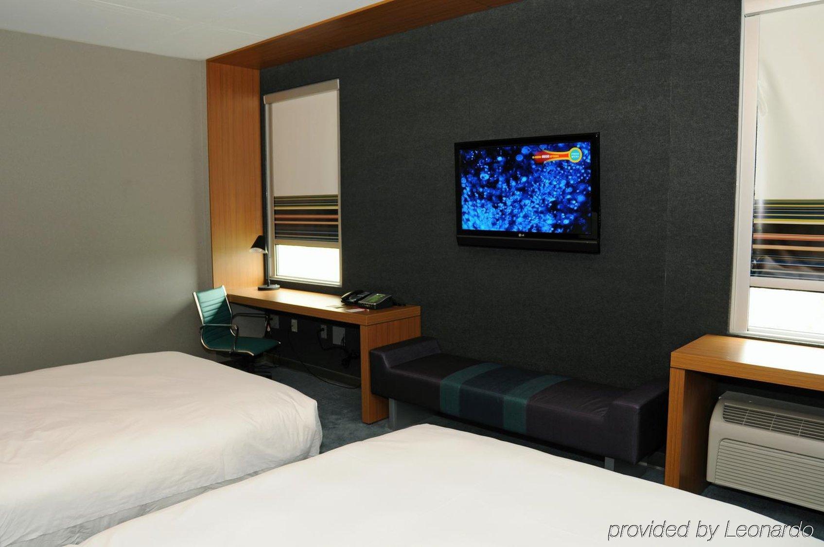 Aloft Montreal Airport Hotel Дорвал Екстериор снимка