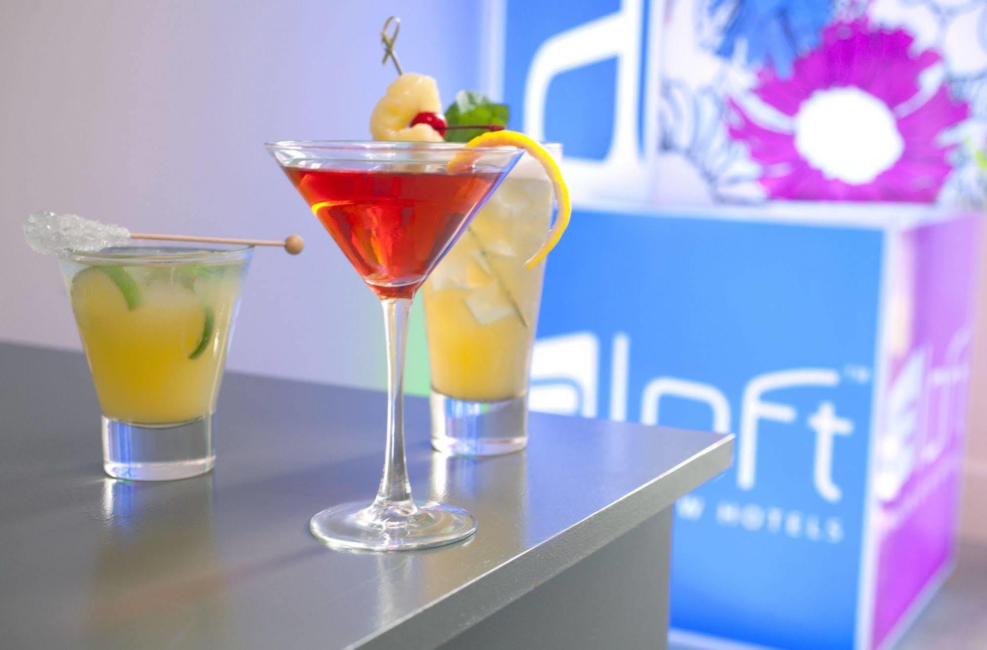 Aloft Montreal Airport Hotel Дорвал Екстериор снимка